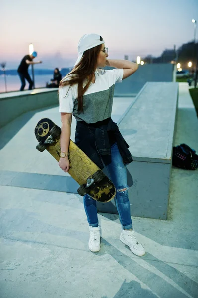 Giovane ragazza urbana adolescente con skateboard, indossare su occhiali, cap a — Foto Stock