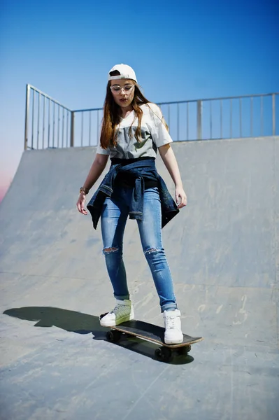 Młode nastoletnie miejskich dziewczyna z deskorolka, nosić okulary, WPR — Zdjęcie stockowe