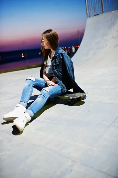 Jovem adolescente urbana com skate, desgaste em óculos, cap a — Fotografia de Stock