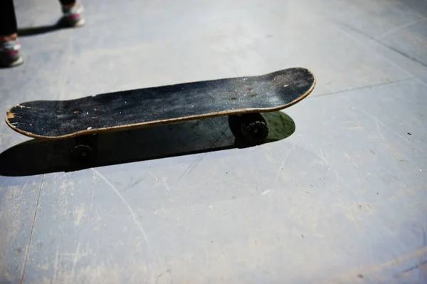 Skateboard se stíny ve skate parku na večer. — Stock fotografie