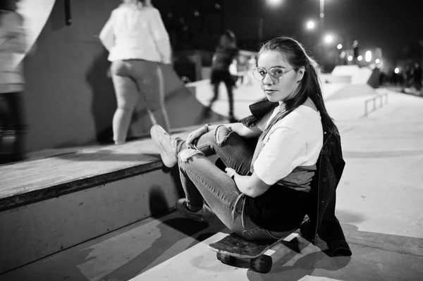 Giovane ragazza urbana adolescente con skateboard, indossare su occhiali, cap a — Foto Stock