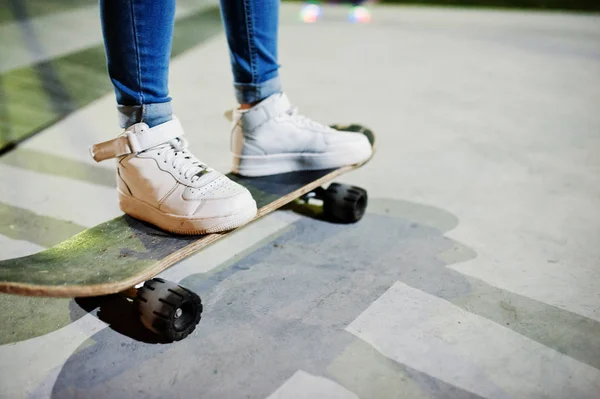 Pernas de adolescente menina urbana no skate no parque de skate no ev — Fotografia de Stock