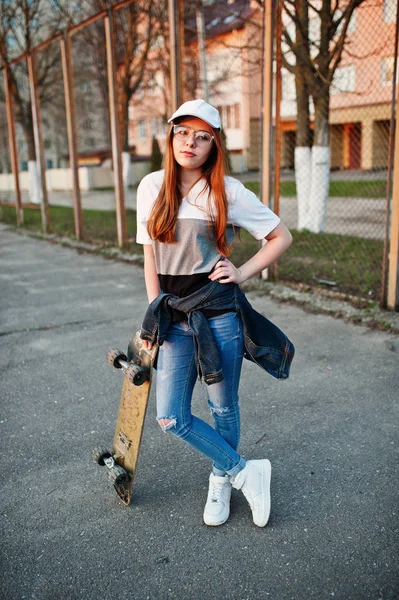 Jovem adolescente urbana com skate, desgaste em óculos, cap a — Fotografia de Stock