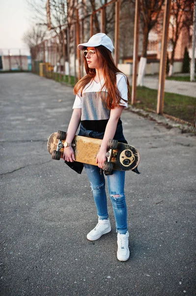 Giovane ragazza urbana adolescente con skateboard, indossare su occhiali, cap a — Foto Stock