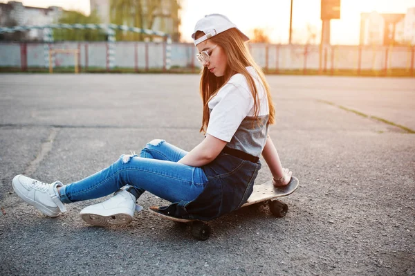 Jovem adolescente urbana com skate, desgaste em óculos, cap a — Fotografia de Stock