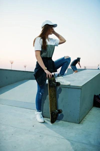 Młode nastoletnie miejskich dziewczyna z deskorolka, nosić okulary, WPR — Zdjęcie stockowe