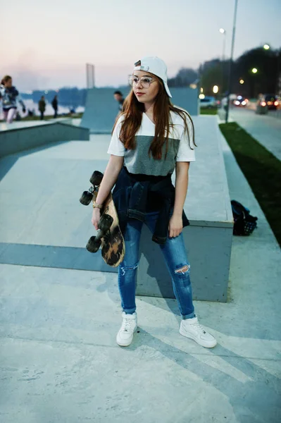 Giovane ragazza urbana adolescente con skateboard, indossare su occhiali, cap a — Foto Stock