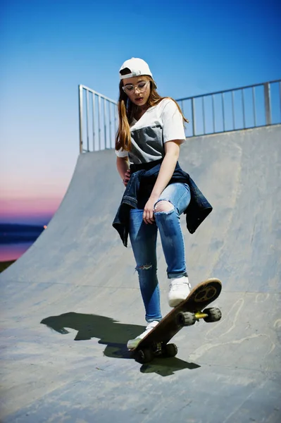 Giovane ragazza urbana adolescente con skateboard, indossare su occhiali, cap a — Foto Stock