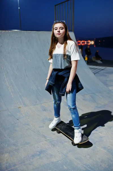 Junges Teenager-Stadtmädchen mit Skateboard, Brille, Schirmmütze — Stockfoto