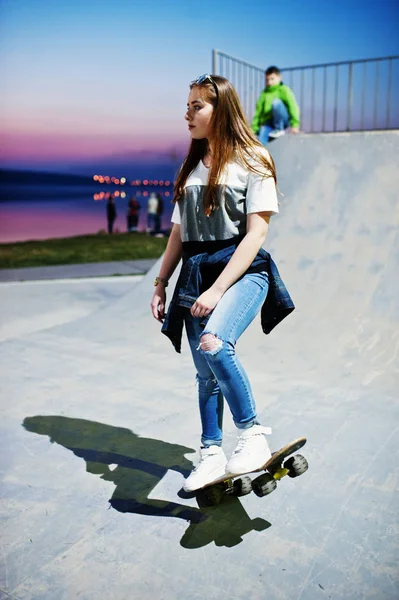 Giovane ragazza urbana adolescente con skateboard, indossare su occhiali, cap a — Foto Stock