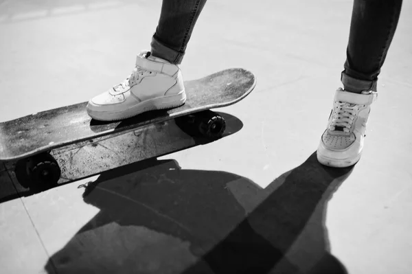 Piernas de adolescente urbana chica en monopatín en skate park en el ev — Foto de Stock