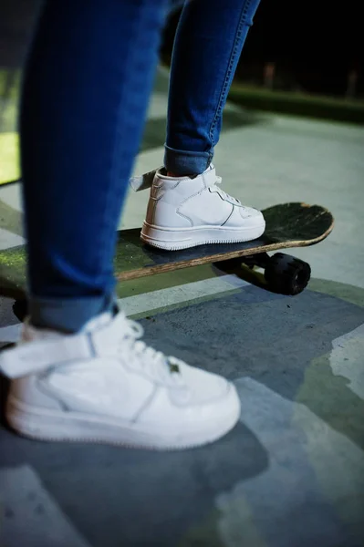 Beine von Teenager-Mädchen auf Skateboard im Skatepark an der ev — Stockfoto