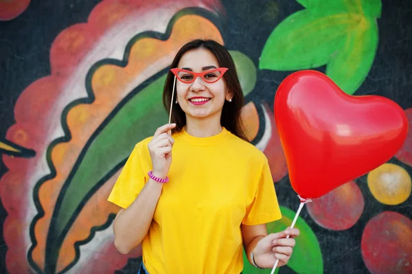 Vacker tonårsflicka med roliga falska Glasögon, hjärtat ballong på h — Stockfoto