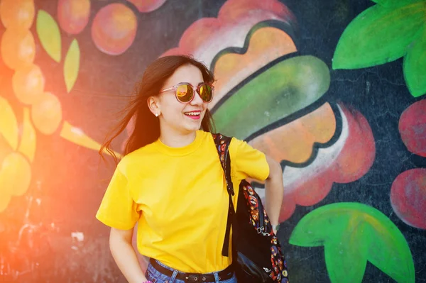 Hermosa adolescente en camiseta amarilla, gafas de sol y backpac —  Fotos de Stock