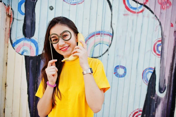 Bela diversão adolescente com banana na mão, use t-sh amarelo — Fotografia de Stock