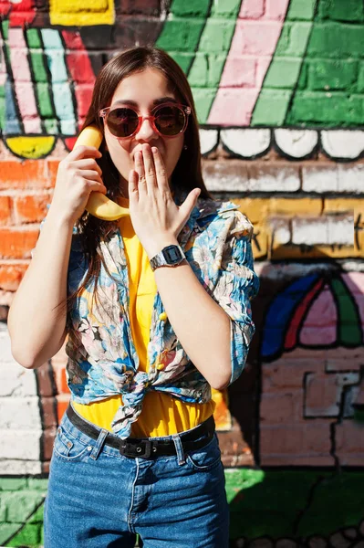 Όμορφη διασκέδαση εφηβικό κορίτσι μιλώντας για τις μπανάνες όπως το τηλέφωνο, να φορούν yel — Φωτογραφία Αρχείου