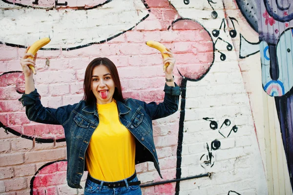 Hermosa chica adolescente divertida mostrando la lengua con plátanos en las manos , — Foto de Stock