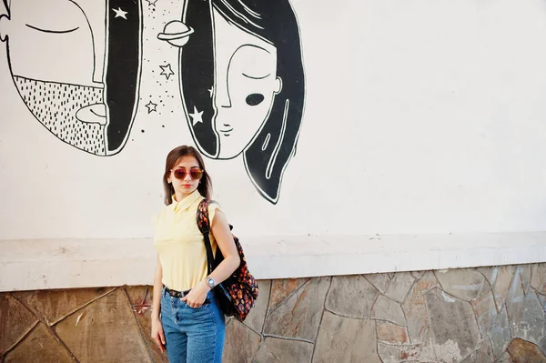 Hermosa chica adolescente usar camiseta amarilla, jeans, gafas de sol y — Foto de Stock
