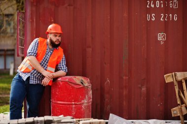 Acımasız sakal çalışan adam uygun Emanet orang inşaat işçisi