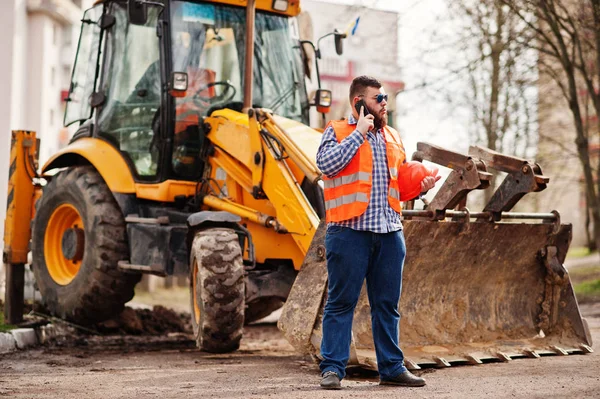 Brutale baard werknemer man pak bouwvakker in veiligheid orang — Stockfoto