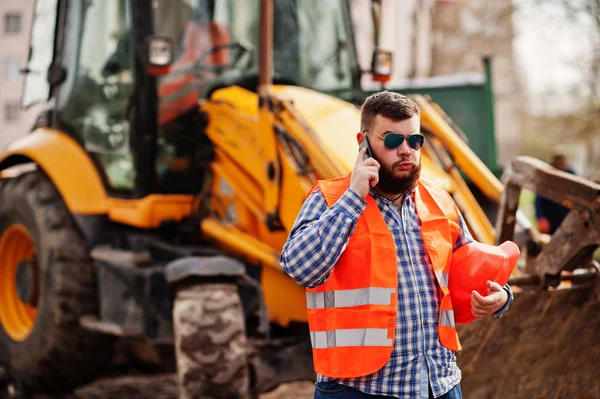 Brutale baard werknemer man pak bouwvakker in veiligheid orang — Stockfoto