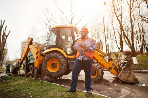 Brutale baard werknemer man pak bouwvakker in veiligheid orang — Stockfoto