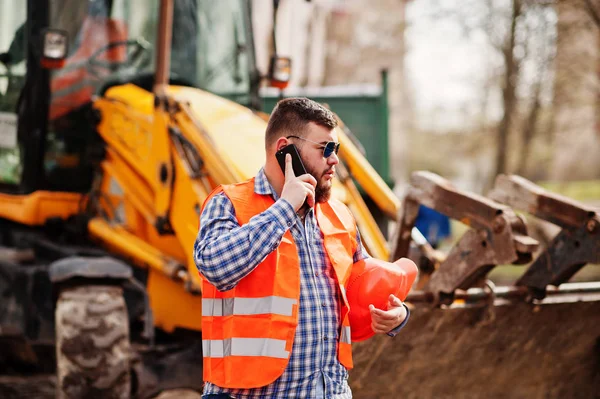 Brutale baard werknemer man pak bouwvakker in veiligheid orang — Stockfoto