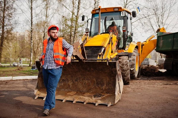 Brutale baard werknemer man pak bouwvakker in veiligheid orang — Stockfoto