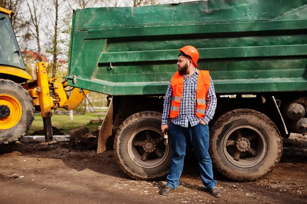 Brutale baard werknemer man pak bouwvakker in veiligheid orang — Stockfoto