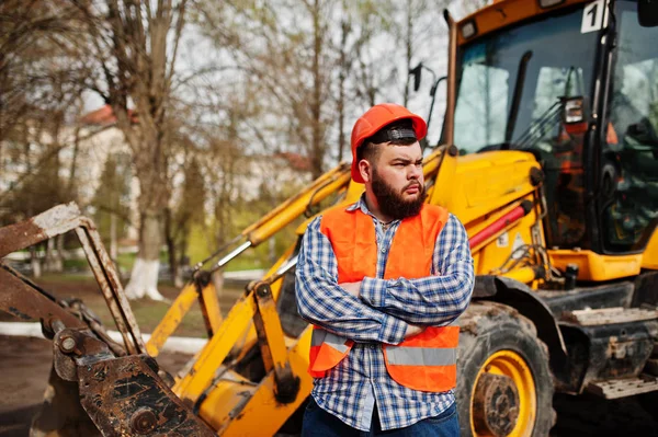 Brutale baard werknemer man pak bouwvakker in veiligheid orang — Stockfoto