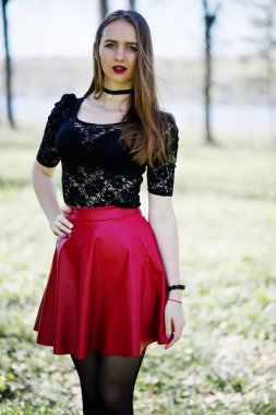 Parlak kırmızı dudaklar, siyah gerdanlık ile makyaj kız portresi