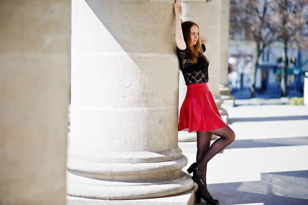 Portrait de fille avec collier étrangleur noir sur son cou et rouge — Photo