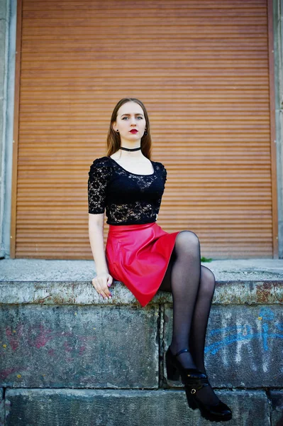 Retrato de menina com colar de gargantilha preta no pescoço e vermelho — Fotografia de Stock