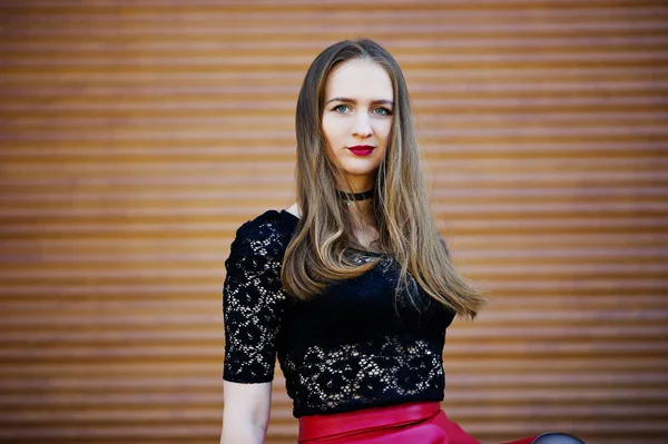 Portrait de fille avec collier étrangleur noir sur son cou et rouge — Photo