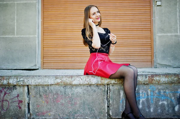 Onun boyun, kırmızı deri skir üzerinde siyah gerdanlık ile kız portresi — Stok fotoğraf