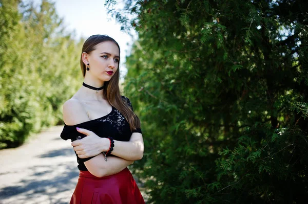 Retrato de chica con maquillaje brillante con labios rojos, gargantilla negra —  Fotos de Stock