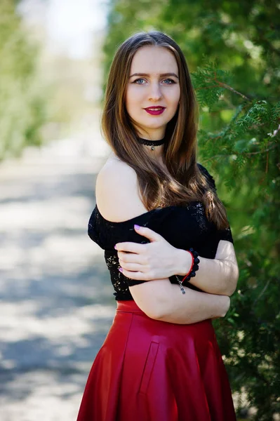 Retrato de menina com maquiagem brilhante com lábios vermelhos, gargantilha preta — Fotografia de Stock