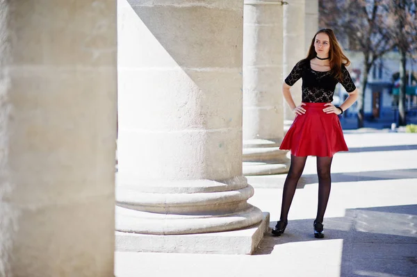 Portrait de fille avec collier étrangleur noir sur son cou et rouge — Photo