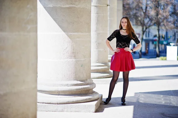 Portrait de fille avec collier étrangleur noir sur son cou et rouge — Photo