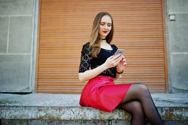 Retrato de menina com gargantilha preta no pescoço, skir de couro vermelho — Fotografia de Stock