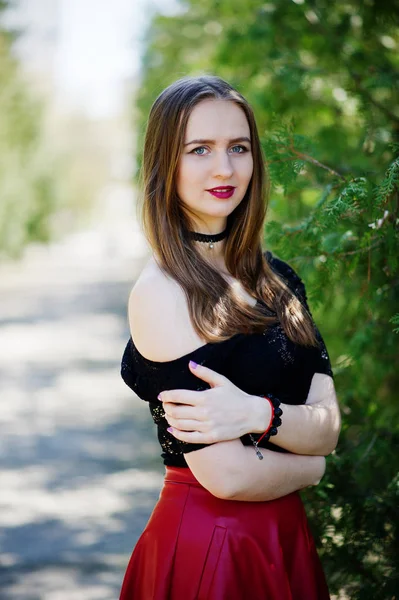 Portrait de fille avec maquillage lumineux avec lèvres rouges, étrangleur noir — Photo