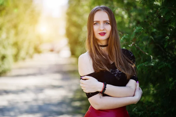 Ritratto di ragazza con trucco luminoso con labbra rosse, girocollo nero — Foto Stock