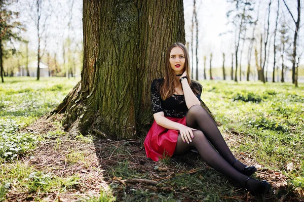 Parlak kırmızı dudaklar, siyah gerdanlık ile makyaj kız portresi — Stok fotoğraf