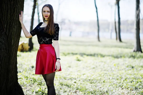 Retrato de menina com maquiagem brilhante com lábios vermelhos, gargantilha preta — Fotografia de Stock