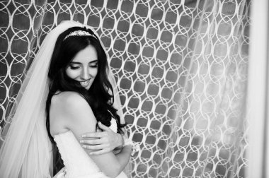 Gülümseyen güzel esmer gelin gelinlik pencerede yakınındaki