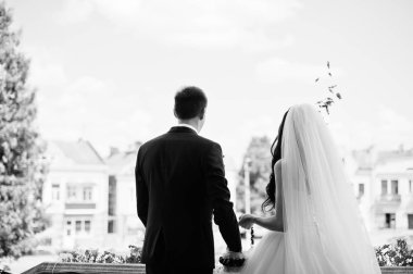 Güneşli bir gün kilisede yakınındaki mutlu düğün çifte.