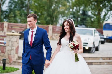 Restoran törenleri otomobil karşı hareketli Düğün çifti.