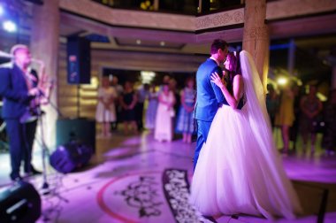 İlk düğün dansı çeşitli ışıkları ile şaşırtıcı. 