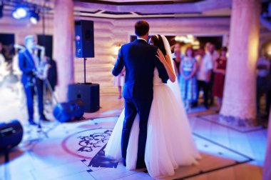 İlk düğün dansı çeşitli ışıkları ile şaşırtıcı. 