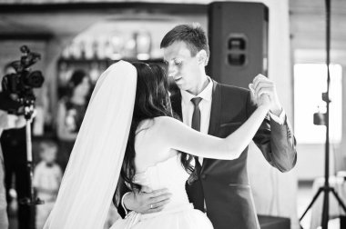 İlk düğün dansı çeşitli ışıkları ile şaşırtıcı. 